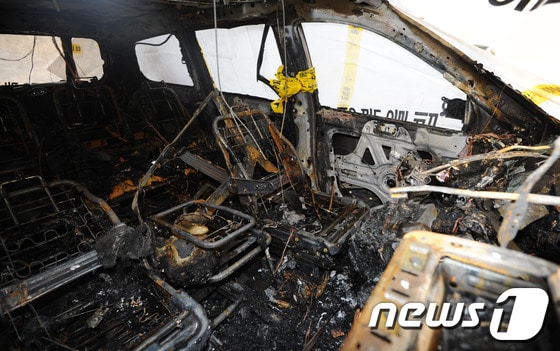 가수 손호영씨가 자신의 차량에서 번개탄을 피워 자살을 시도한 24일 오전 서울 용산구 원효로 사고지역 인근에 손 씨의 사고 차량이 주차되어 있다. 손씨는 신체 일부에 화상을 입기는 했지만 생명에는 지장이 없는 상태이다 .2013.5.24/뉴스1 © News1 양동욱 기자