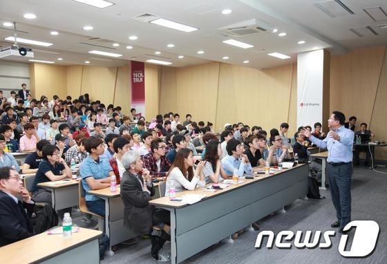 LG디스플레이의 최고경영자(CEO)인 한상범 사장이 지난 23일 서울대학교 학생들을 대상으로 특강을 하고 있다.(LG디스플레이 제공)© News1