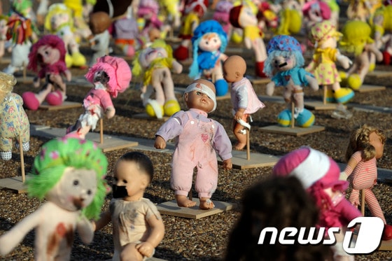 이스라엘 텔아비브의 라빈광장에서 23일(현지시간) 아동학대에 대해 반대하는 퍼포먼스의 일환으로 멍이 들고 붕대에 감긴 인형들이 전시돼있다. © AFP=News1  
