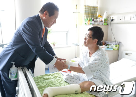 배덕광 구청장이 22일 김 주무관을 위문, 성금을 전달했다.(해운대구 제공)© News1