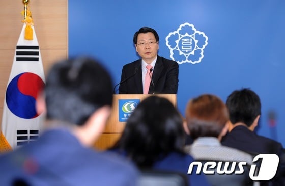 김형석 통일부 대변인이 24일 오전 서울 세종로 정부서울청사 합동브리핑실에서 정례브리핑을 하고 있다. 2013.5.24/뉴스1 © News1 박철중 기자