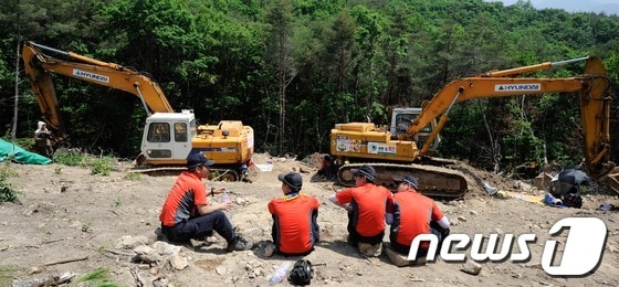 한전이 밀양지역 765kV 송전탑 공사를 닷새째 이어간 24일 오전 밀양 단장면 바드리 송전탑 공사현장에서 주민들이 굴착기 옆에서 않아 농성을 벌여 공사가 중단돼 있다. © News1 전혜원 기자
