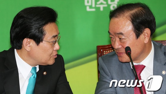 민주당 전병헌 원내대표와 장병완 정책위의장이 24일 오후 서울 여의도 국회의사당에서 열린 확대고위정책회의에서 대화를 나누고 있다. 2013.5.24/뉴스1 © News1 오대일 기자
