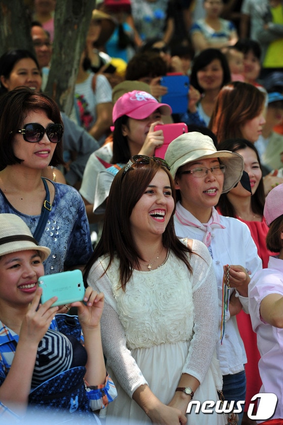 24일 전북 전주 덕진공원에서 전북다문화가족지원센터협회 주관으로 열린 '제6회 전북 다문화 어울림 축제'에 참석한 결혼이주여성들이 공연을 보며 즐거운 시간을 보내고 있다.2013.05.24/뉴스1 © News1 김대웅 기자