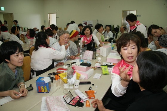 울산대학교병원은 24일 본관 7층 강당에서 여성 암환우 50여 명이 참가한 가운데 '메이크업 유어 라이프(make up your life)' 캠페인을 개최했다./사진제공=울산대학교병원 © News1