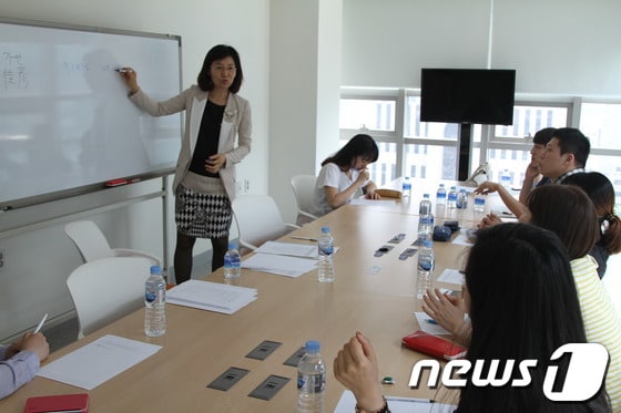 동아대 이가언 교수가 학생들과 이야기를 나누고 있다.(동아대 제공)© News1