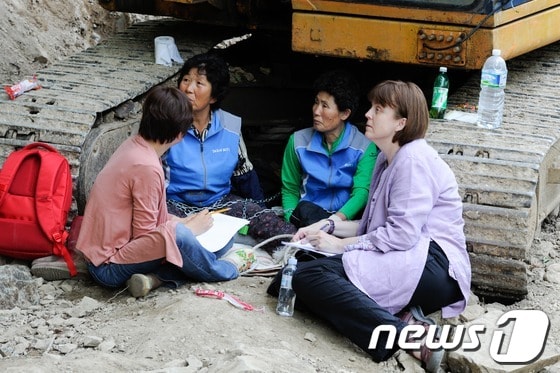 24일 오후 밀양 단장면 바드리 84번 송전탑 공사현장에서 국제 엠네스티 아시아태평양 지역 책임자인 캐서린 베이버 국장이 현장에서 농성중인 마을 주민을 만나 이야기를 나누고 있다. 2013.5.24/뉴스1 © News1 전혜원 기자