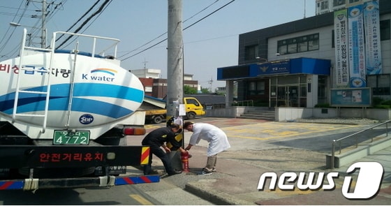  K-water 전북본부가 기름유출로 인한 원수 취수 중단사태에 대비한 비상용수 충수 훈련을 벌이고 있다. © News1  