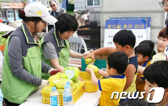 24일 오후2시 시청광장에서 고사리 손으로 모든 동전을 가지고 행사에 참여한 어린이들의 모습이다. © News1
