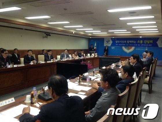 국민권익위원회가 24일 경기 양주시에서 이동신문고를 열고 간담회와 민원 현장 방문 행사를 열었다. © News1 이상휼 기자