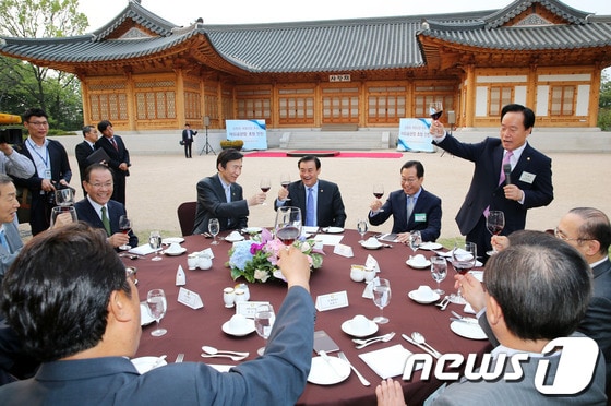 강창희 국회의장이 24일 오후 서울 여의도 국회의사당 사랑재 야외마당에서 열린 재외공관장 초청 만찬에서 내빈들과 건배를 하고 있다. 2013.5.24/뉴스1 © News1 오대일 기자
