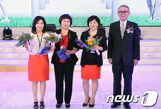 24일 일산 킨텍스에서 열린 교보생명 '고객보장대상 시상식'에서 '메이지야스다 특별상'을 수상한 재무설계사(FP)들이 기념촬영을 하고 있다. 오른쪽부터 다카하시 고이치로(高橋 浩一郞) 메이지야스다생명 개인영업본부장, 김현숙FP(여수FP지점), 김영자FP(광주대상FP지점), 조복수FP(민락FP지점).(사진제공=교보생명)© News1
