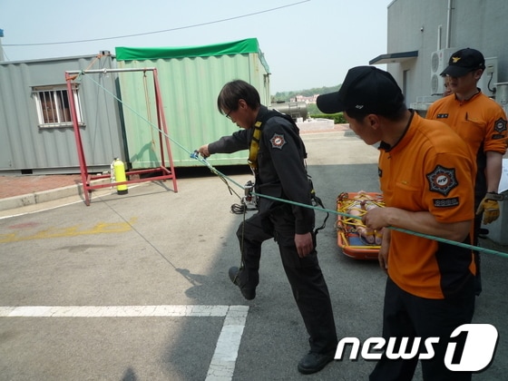 현대제철 소방대가 당진119구조구급센터에서 소방전술훈련 체험을 하고 있다. © News1