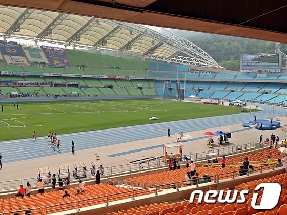 꿈나무 선수들의 축제인 '제42회 전국소년체육대회'가 25일 대구시 일원에서 그 화려한 막을 열었다. 대회 첫날 대구스타디움. © News1 김규신 기자
