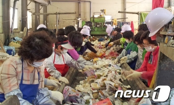 전남 고흥군청 간부공무원 부인들이 쓰레기 선별처리 체험을 실시하고 있다. © News1