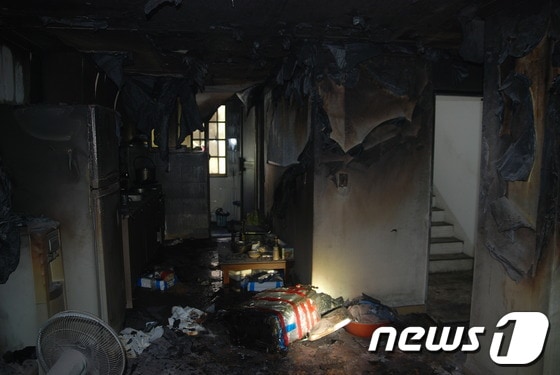 25일 김해 선박 로프공장서 발생한 화재 현장. (경남소방본부 제공) © News1