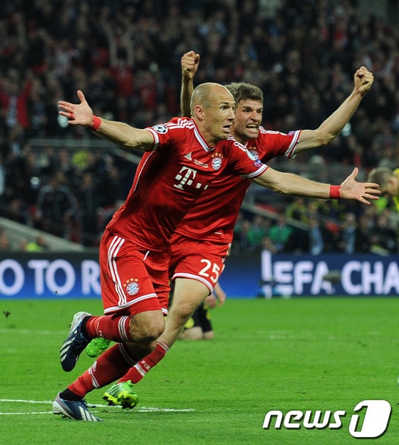 바이에른 뮌헨의 아르연 로벤이 26일(한국시간) 영국 뉴웹블리 스타디움에서 펼쳐진 UEFA 챔피언스리그 결승전에서 결승골을 넣은 뒤 환호하고 있다.© AFP=News1