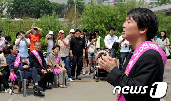 무소속 안철수 의원이 26일 오전 서울 노원구 창동교 중랑천변에서 열린 제 2회 노원 한문화축제 힐링가족 장생걷기대회에서 축사를 하고 있다. 2013.5.26/뉴스1 © News1 박정호 기자