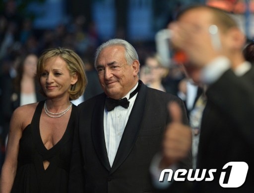 성추문으로 사임한 도미니크 스트로스 칸 전 국제통화기금(IMF) 총재(오른쪽)가 25일(현지시간) 프랑스TV 미디어마케팅 이사 미리앙 라우피르와 함께 제66회 칸 국제영화제에 참석했다. 라우피르는 스트로스 칸 전 총재의 새 여자친구로 알려졌다. © AFP=News1 