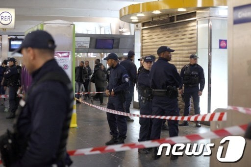 프랑스 파리 상업지구 라데팡스에서 25일(현지시간) 흉기를 든 남성이 전철역을 순찰 중이던 군인의 목을 찌르고 달아났다. 용의자는 약 190cm의 큰 키에 이슬람교도들이 쓰는 모자를 착용한 남성으로 알려졌다. 최근 런던에서도 군인을 노린 흉기 테러가 발생해 이슬람 급진주의에서 비롯된 새로운 유형의 테러가 출현하기 시작했다는 우려가 제기되고 있다. © AFP=News1 