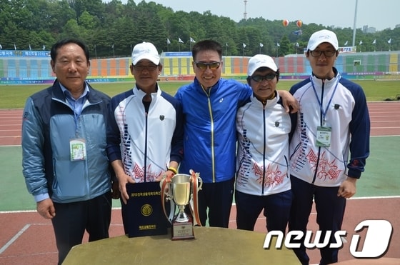 2013 전국생활체육대축전 마지막날인 26일 경북 안동시민운동장에서 열린 육상 경기 시상식에서 종합2위로 트로피를 받은 울산 육상선수단. 정도영 울산시생활체육회 사무처장(왼쪽 첫 번째)과 배달식 생활체육 울산시육상연합회장(가운데)이 선수단을 격려하고 있다. /사진제공=울산시생활체육회 © News1