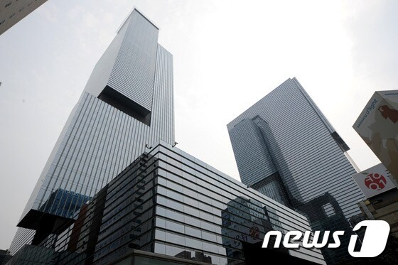 [자료] 서울 서초동 삼성전자 사옥&#40;왼쪽 건물&#41; 모습. 2013.5.26/뉴스1 © News1   박정호 기자