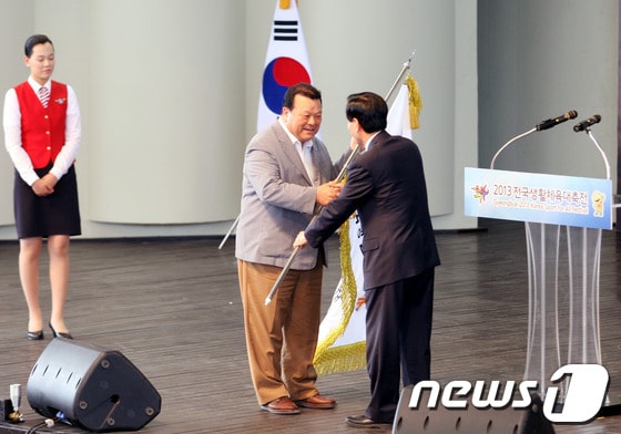 26일 경북 안동시 탈춤공연장 전국생활체육대축전 폐회식에서 차기 개최지인 강원도로 대회기가 이양되고 있다. © News1