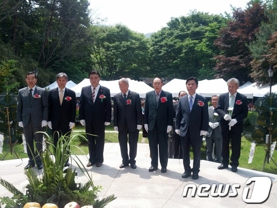 이북도민회 충남연합회는 25일 오전 보문산 망향탑 광장에서 ‘망향제 및 망향탑 건립 제23주년 기념식’행사를 가졌다.© News1  