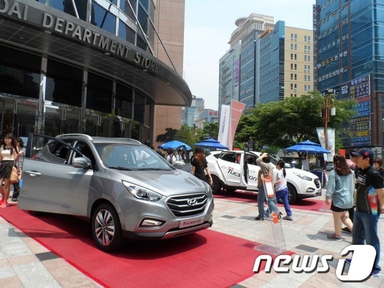 현대자동차가 26일 현대백화점 울산점 광장에서 뉴 투싼ix 전시 이벤트를 열었다. (현대자동차 제공) © News1  
