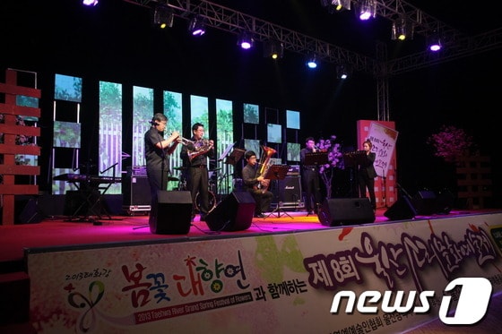울산연예예술인협회가 23일부터 4일간 태화강대공원 특설무대에서 마련한 '제8회 울산소리문화예술제'가 성황리에 열렸다. (울산연예예술인협회 제공) © News1