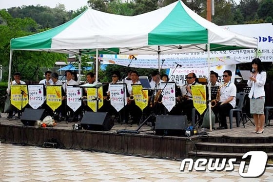 춘천시 공지천에서 공지냇가 공연이 열렸다. 홍성우기자© News1 