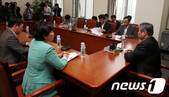 27일 오전 서울 여의도 국회에서 열린 민주당 진주의료원정상화 및 공공의료대책특위 1차회의에서 김용익 위원장이 모두발언을 하고 있다. 2013.5.27/뉴스1 © News1 허경 기자