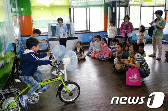 포항환경학교를 찾은 시티투어 관광객들./사진제공=포항시© News1 