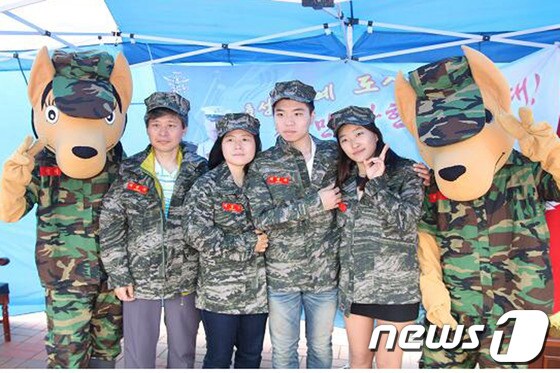 27일 입영문화제에 참가한 해병대 입영 대상자 가족이 추억의 포토존에서 기념촬영을 하고 있다./사진제공=대구경북지방병무청 © News1 