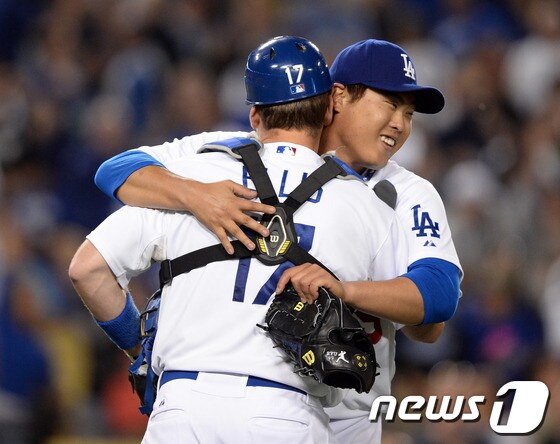 류현진이 지난 5월29일(한국시간) LA 에인절스를 상대로 2피안타 무사사구 완봉승을 거둘 당시 호흡을 맞췄던 포수 A.J.엘리스.© AFP=News1 