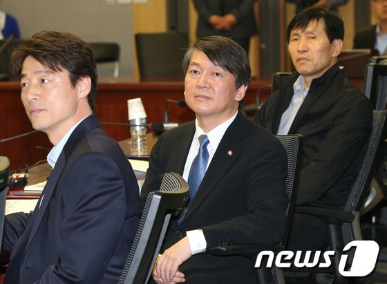 안철수 무소속 의원과 송호창 의원, 이학영 민주통합당 의원이 3일 오후 서울 여의도 국회 의원회관에서 열린 '통신비밀보호법의 문제점과 언론의 자유' 토론회에 참석하고 있다. 2013.5.3/뉴스1 © News1   송원영 기자