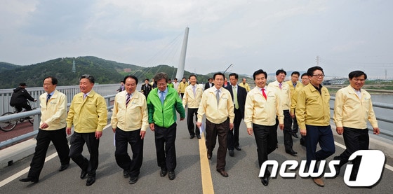                                                   경북도의회 건설소방위원회 소속 의원 등이 강정고령보에 건설된 우륵교를 점검하고 있다. 2013..05.03/뉴스1 © News1 김영진 기자