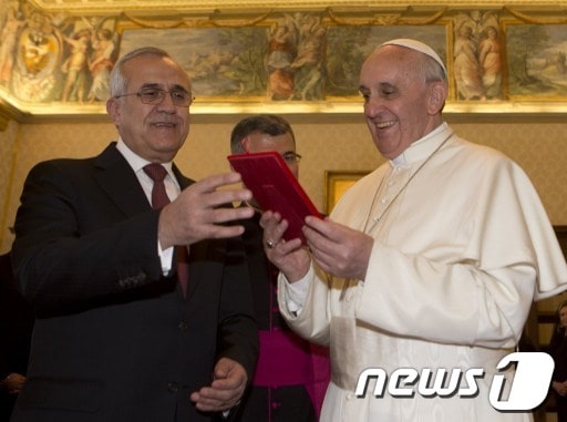 미셸 술레이만 레바논 대통령(왼쪽)과 프란치스코 교황. © AFP=News1 