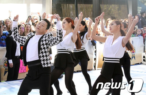 '월드스타' 싸이가 3일(현지시간) 미국의 아침 토크쇼 '투데이 쇼'에 출연해 락펠러 플라자에서 자신의 신곡 '젠틀맨'을 선보이고 있다. © AFP=News1  