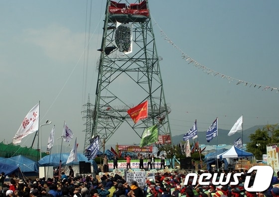 지난 4일 현대자동차 비정규직 철탑농성 200일을 맞아 비정규직 조합원들과 진보적 시민·사회단체 회원 등이 정규직 전환을 촉구하는 집회를 열고 있다. 2013.5.4/뉴스1 © News1 변의현 기자