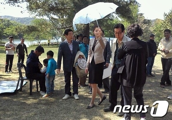 신격호 롯데그룹 총괄회장이 어린이날인 5일 울산 울주군 삼동면 둔기리에서 열린 마을 잔치에 참석했다. 신 회장은 대암댐 건설로 고향인 둔기마을이 수몰되자 흩어진 마을 주민들을 초청해 매년 5월 마을잔치를 벌여오고 있다.(독자 제공) 2013.5.5/뉴스1