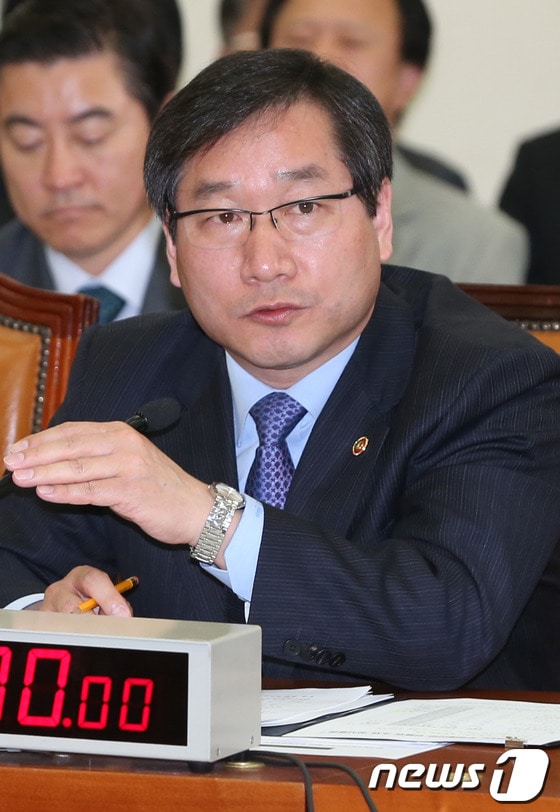 유정복 안전행정부 장관이 6일 서울 여의도 국회에서 열린 안전행정부 전체회의에서 의원들의 질의에 답변하고 있다. 2013.5.6/뉴스1 © News1 송원영 기자
