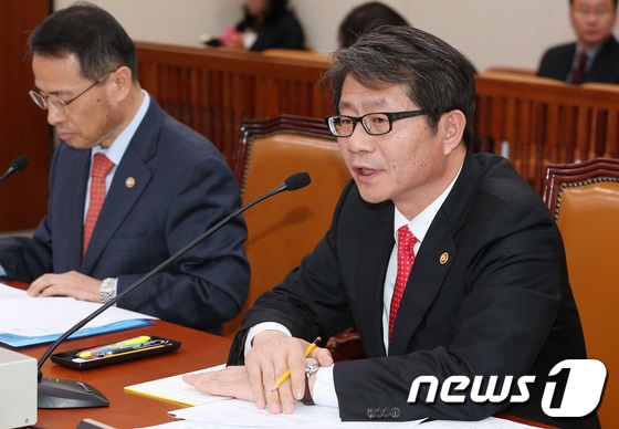 류길재 통일부장관이 6일 서울 여의도 국회에서 열린 외교통일위원회 전체회의에 출석해 개성공단 잠정폐쇄 상황과 관련한 의원들의 질의에 답하고 있다. 2013.5.6/뉴스1 © News1 오대일 기자