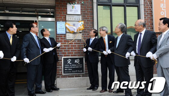 박원순 서울시장이 6일 오전 서울 종로구 종로6가 중앙성결교회에서 열린 &#39;작은 도서관 조성 및 책 읽는 서울 구현을 위한 서울시-&#40;사&#41;한국교회연합 간 업무협약식&#39;에서 참석 내빈들과 도서관 현판제막식을 하고 있다. &#40;서울시 제공&#41; 2013.5.6/뉴스1 © News1   김보영 