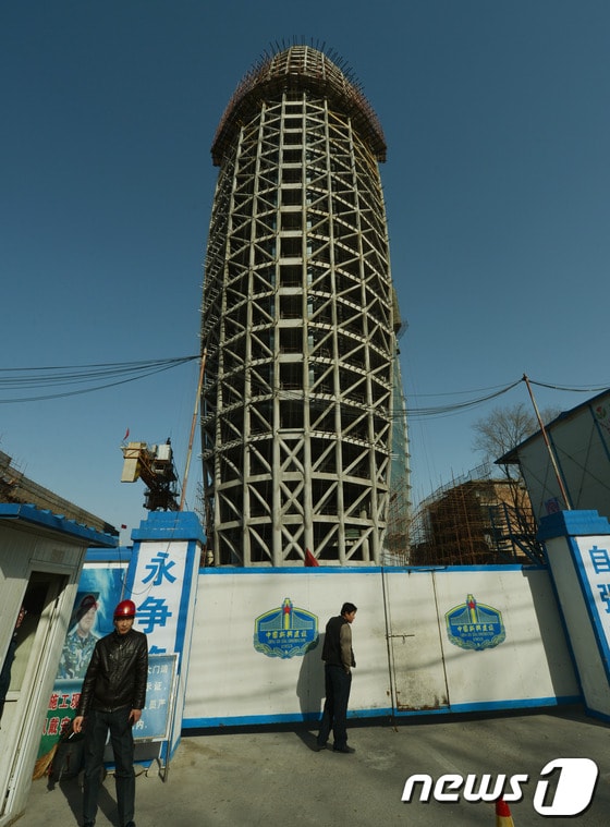 중국 베이징에서 인민일보의 본사 건물이 공사 중에 있다. 중국의 인기 소셜네트워크서비스(SNS)인 '웨이보'에서는 이 건물의 모양이 남자의 성기를 닮았다고 논란이 된 바 있다. AFP에 따르면 현재 웨이보 검색창에서는 '인민일보'와 '건물'을 함께 검색할 경우 '검색 불가' 화면이 뜬다. © AFP=News1 
