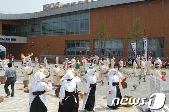 2013순천만국제정원박람회 개장 18일째이자 '전북 순창군의 날'인 7일 박람회장에서는 전북지역 대표 무형문화재 '금과들소리' 농요판이 신명나게 펼쳐졌다. 습지센터 앞에서 공연이 펼쳐지고 있다.(정원박람회조직위원회 제공) 2013.05.07/뉴스1 © News1 서순규 기자