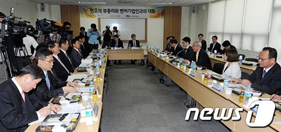 현오석 경제부총리가 8일 오후 벤처기업협회를 방문해 기업인들과 간담회를 갖고 있다. 2013.5.8/뉴스1 © News1   박세연 기자