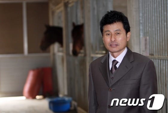 100승을 달성한 부산경남경마공원 소속 권승주 조교사.(부경경마공원 제공)© News1 