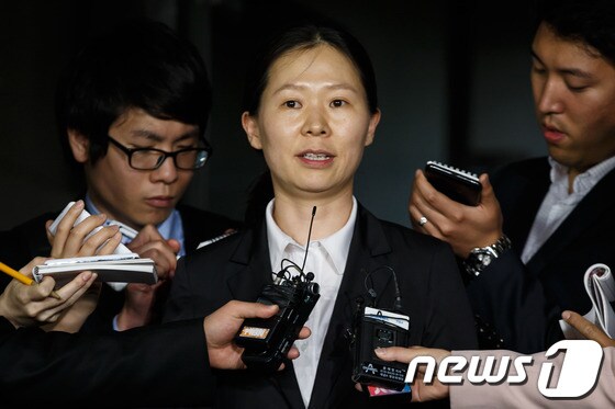 권은희 서울 송파경찰서 수사과장&#40;전 서울 수서경찰서 수사과장&#41;이 국정원 대선개입 의혹과 관련, 8일 저녁 서울 서초동 중앙지검에서 참고인 신분 조사를 마치고 취재진의 질문에 답하고 있다. 수서경찰서 수사과장 재직 당시 국정원 댓글사건 수사책임자였던 권 과장은 경찰고위층이 수사에 부당개입해 축소를 지시했다고 주장한 바 있다. 2013.5.8/뉴스1 © News1 유승관 기자