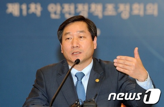 유정복 안전행정부 장관이 9일 오전 서울정부청사에서 열린 제1차 안전정책조정회의에서 모두발언하고 있다. 2013.5.9/뉴스1 © News1 손형주 기자
